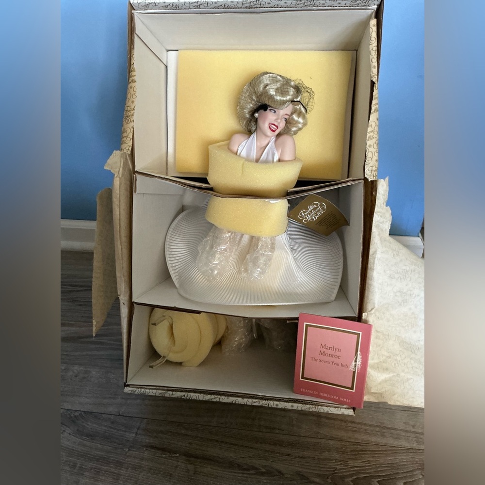 NIB Franklin Mint Marilyn Monroe Seven Year Itch Doll Stand & Shipper